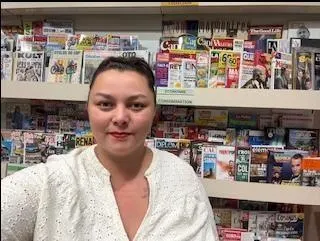 photo  en quelques semaines, mallory debout a apporté une nouvelle dimension au commerce devenu également point poste.  &copy;  mallory debout 