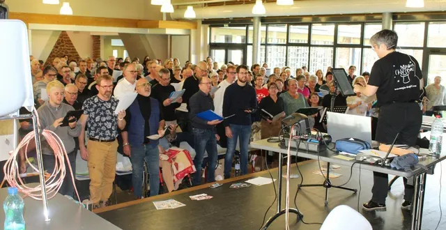 photo  une partie des choristes lors d’un week-end de répétition.  &copy;  le maine libre 