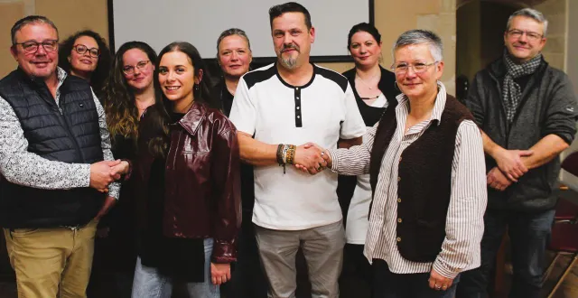 photo  stanislas richard et fabienne morel passent le relais à maïlys cavet (deuxième à gauche) et jérôme garreau.  &copy;  le maine libre 