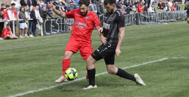 photo  les domfrontais benoît bizeul (balle au pied) et baptiste levée (maillot noir) ont rendez-vous ce soir à domfront pour un énième derby.  &copy;  ouest-france 