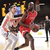 photo david dileo (à gauche) et le msb ont décroché un cinquième succès en championnat cette saison à cholet, face à digué diawara (balle en main) et ses coéquipiers, samedi 1er novembre 2025.