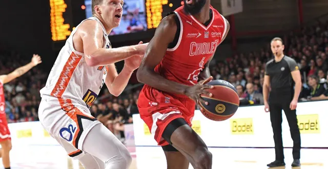 photo  david dileo (à gauche) et le msb ont décroché un cinquième succès en championnat cette saison à cholet, face à digué diawara (balle en main) et ses coéquipiers, samedi 1er novembre 2025.  &copy;  photo : courrier de l’ouest - étienne lizambard 