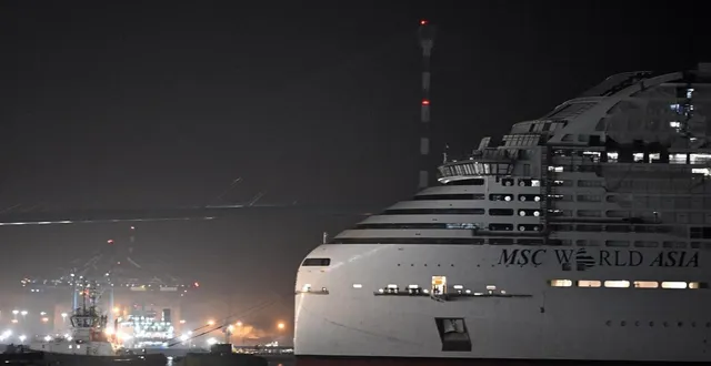 photo  à 5 h40, ce samedi 8 novembre, le msc world asia, paquebot de 333 mètres, quitte la forme b des chantiers de l’atlantique, pour rejoindre la forme c.  &copy;  jérôme fouquet/ouest-france 