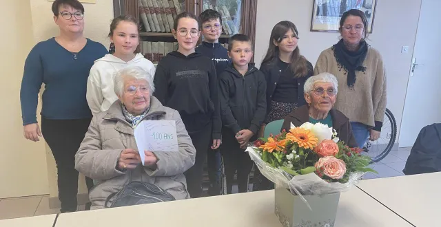 photo  une rencontre intergénérationnelle entre deux centenaires et le conseil municipal junior a eu lieu à la mairie de parcé-sur-sarthe.  &copy;  le maine libre 