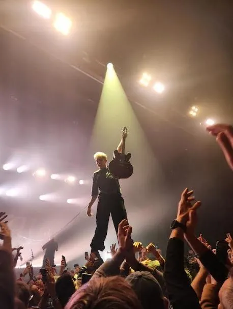 photo bain de foule pour jean-noël scherrer le chanteur et guitariste de the last train.  ©  ouest-france