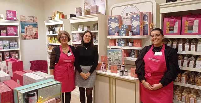 photo  lisa et alicia, deux des trois recrues pour cette boutique éphémère, entourenthélène mahuet en charge des boutiques pour la sablésienne.  &copy;  ouest-france 