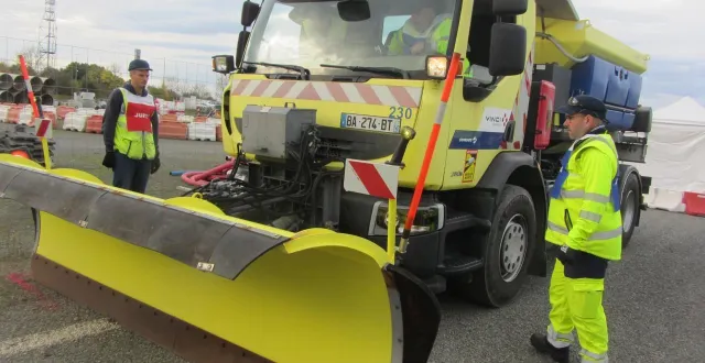 photo  il a fallu faire preuve de maîtrise à travers des exercices comme le montage de lame sur chasse-neige. cette équipe a su se montrer à la hauteur.  &copy;  co 