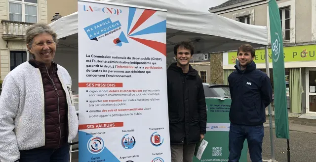 photo  catherine trébaol, garante de la commission nationale du débat public (cndp), téo géraudie de l’entreprise lafarge et philippe aubert du groupe natran, sur le marché de pouancé, jeudi 6 novembre 2025.  &copy;  ouest-france 