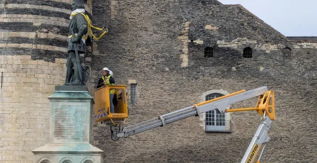photo  l’installation de la statue du roi rené place kennedy, le 8 novembre 2025  &copy;  ouest-france 