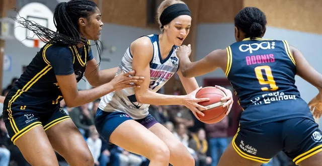 photo  saint-léger-de-linières, 8 novembre. les joueuses de lamboisières n’ont rien pu faire.  &copy;  regine lemarchand 