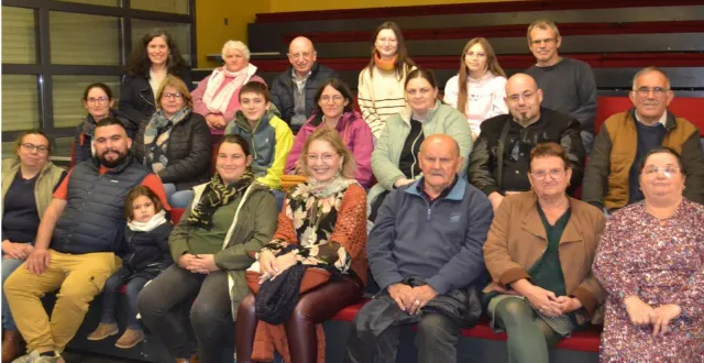photo  metteur en scène, sophie gaulin (en haut à gauche) a encouragé les figurants à recruter de nouveaux participants au son et lumière.  &copy;  le maine libre 