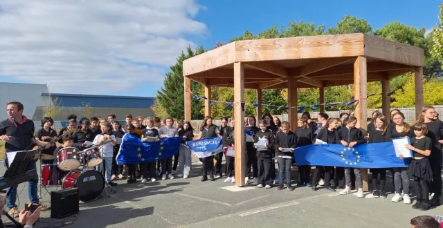 photo  la chorale du collège a donné de la voix lors d’un concert unique durant la semaine européenne.  &copy;  co 