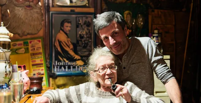 photo  pierrick bourgault avec jeannine dans son bar.  &copy;  aude-isabelle toupance 