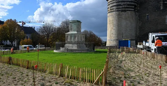 photo  le socle de la statue est en place pour recevoir les statuettes à son pied.  &copy;  co - laurent combet 