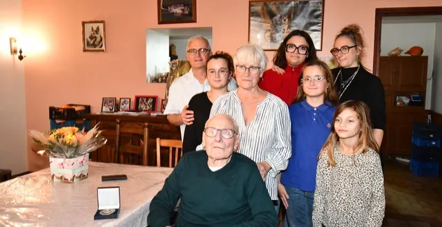 photo  louis landeau, entouré d’une partie des siens. il a quatre enfants, six petits-enfants et neuf arrière-petits-enfants.  &copy;  le maine libre 
