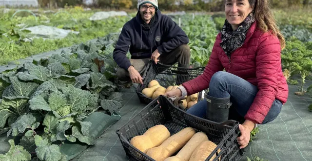 photo  sophie lagarenne et mathieu bourgeois pratiquent le maraîchage sur sol vivant.    &copy;  yanne boloh 