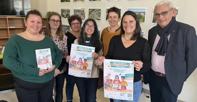 photo  les élus mélanie cosnier (3e en partant de la gauche) et eric david (à droite) ont présenté les règles du défi foyers à alimentation positive.  &copy;  pays sabolien 