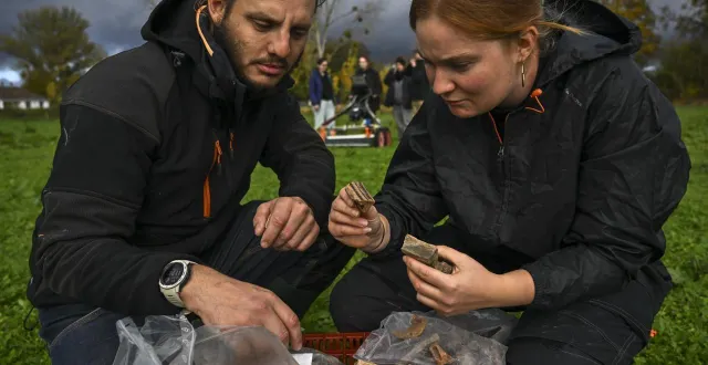 photo  bastien gouhier, à l’initiative du projet de prospection et mathilde lucet, céramologue, ont mis en exergue un site gaulois datant du iie siècle avant j.c. qui tenait en lieu et place de vaas.  &copy;  le maine libre – denis lambert 
