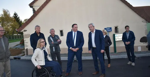 photo  les financeurs de l’opération en visite sur le site de la dernière tranche, route du stade.  &copy;  le maine libre 