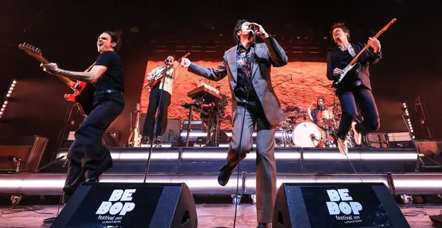 photo  feu ! chatterton, la tête d’affiche de samedi soir, avait de l’énergie à revendre.  &copy;  ouest-france 