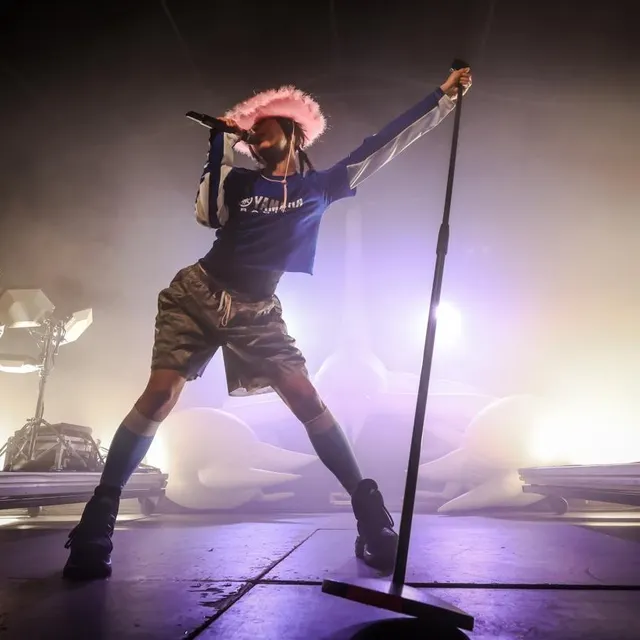 photo miki, sous le chapiteau, devant une foule compacte.  ©  ouest-france
