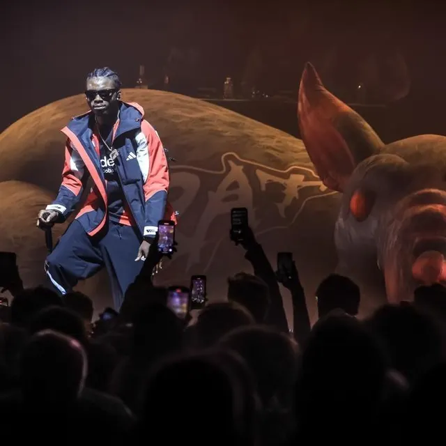 photo la grosse voix de la mano 1.9, dans l’air du temps, avec son rat géant sur scène. clin d’œil aux parisiens ?  ©  ouest-france