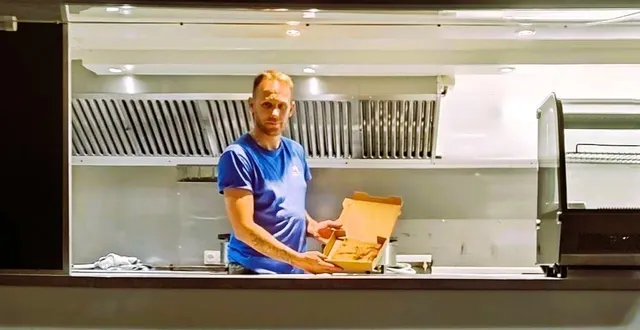 photo  nicolas pelletey, homme-orchestre et crêpier en chef.  &copy;  ouest-france 