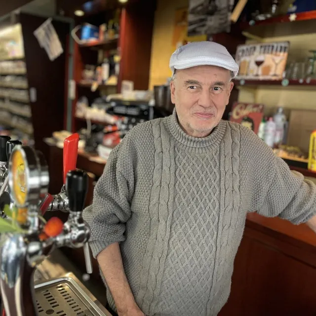 photo jean, patron du m’café, un lieu authentique à l’ambiance des troquets d’autrefois.  ©  ouest-france