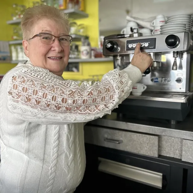 photo cyrille baudet tient le bar le grillon depuis 22 ans, dans le quartier des maillets, au mans.  ©  ouest-france