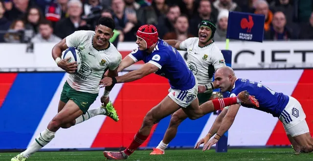 photo  sacha feinberg-mngomezulu (à gauche) a planté le dernier essai des sud-africains face à l’équipe de france, samedi 8 novembre au stade de france.  &copy;  franck fife / afp 