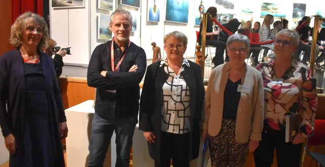 photo  de gauche à droite : isabelle blanchard, sculptrice invitée d’honneur ; nicolas pizy, peintre invité d’honneur ; jacqueline arcanger, maire d’ernée ; michèle peudenier, présidente de l’exposition d’art ; marie bendayan, vice - présidente.  &copy;  ouest-france 