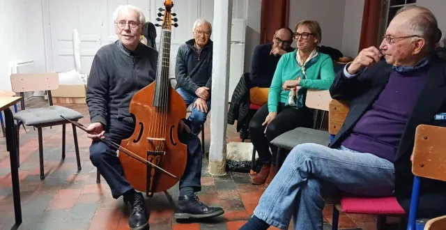 photo  guy derat est venu avec la première basse de viole qu’il a créée en 1974.  &copy;  ouest-france 