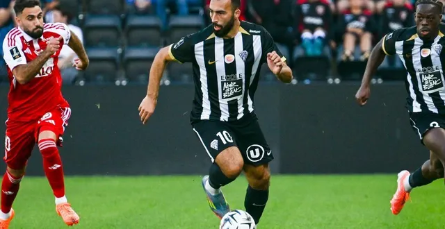 photo  le milieu de terrain angevin himad abdelli.  &copy;  photo co - laurent combet 