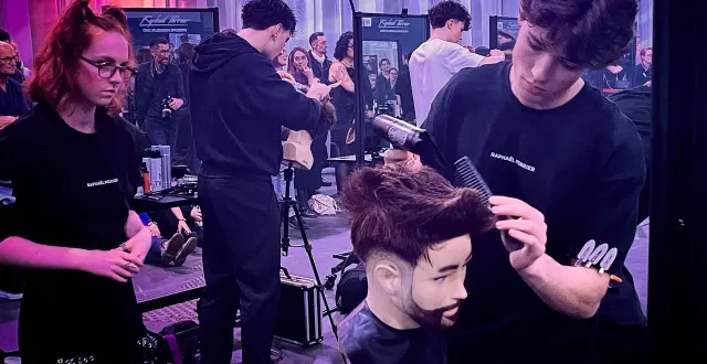 photo  les hair artist awards, 4e édition, ont vu s’affronter près de 500 apprentis coiffeurs et coiffeuses au centre des expositions du mans (sarthe). ici gabin, 19 ans, venu de caen.  &copy;  ouest-france 