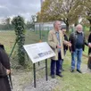 photo  michel poté en guide devant l’une des haltes de ce chemin de l’ardoise, accompagné par des descendants de louis chevrotin, l’un des mineurs victimes de cet accident de 1905. 