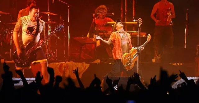 photo  lors du concert de manu chao dans la salle antarès du mans, en 2009. un record, avec 7 679 spectateurs. « noir de monde et chaleur tropicale tellement il y avait de l’ambiance. un souvenir mémorable ! », confie maëlle marchand, une lectrice.  &copy;  archives ouest-france/franck dubray 