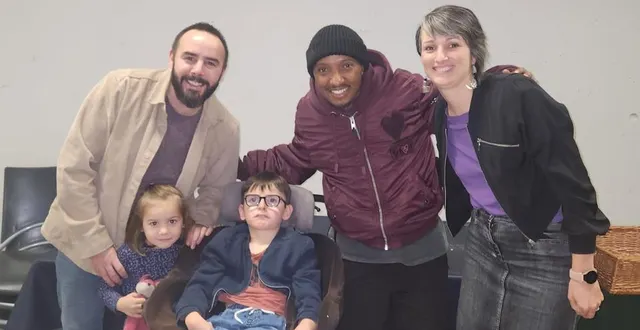photo  marius, 12 ans, a pu échanger avec le rappeur soprano, en concert à trélazé. l’adolescent est venu avec sa mère julie, son père benoît et sa sœur lila.  &copy;  co 