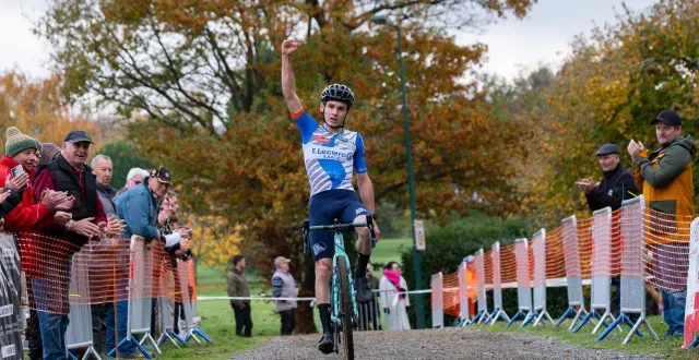photo  malgré son jeune âge, thomas courcier a devancé le coureur professionnel célestin guillon ce dimanche 9 novembre 2025 lors des championnats départementaux de cyclo-cross.  &copy;  le maine libre 