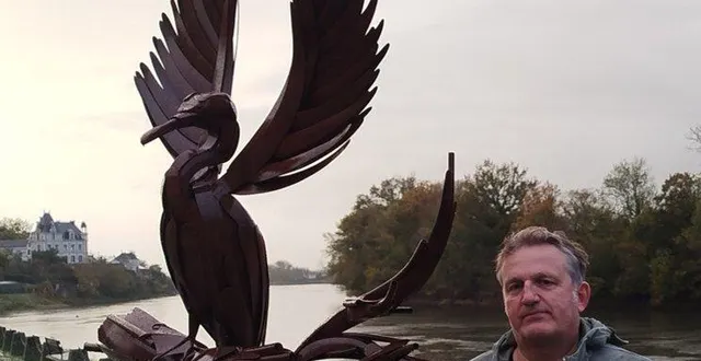 photo  sur les quais gambetta, le sculpteur animalier christophe batardière a repositionné son œuvre intitulée 