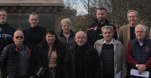 photo  l’heure est aux derniers préparatifs pour le déroulement de la cérémonie du 11 novembre, ici à la place du château de mondement, à saint-germain-sur-moine.  &copy;  ouest-france. 