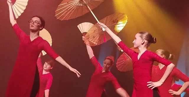photo  les danseurs ont déployé éventails et parapluies.  &copy;  le maine libre 