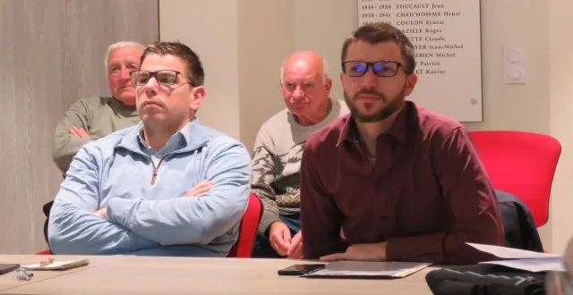 photo  christophe lemaire (à gauche) et charles thébault, conseillersmunicipaux, à la séance du conseil municipal.  &copy;  le maine libre 