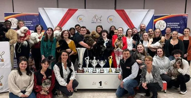 photo  élèves et enseignants avec leurs animaux au championnat de france à lyon.  &copy;  mfr 