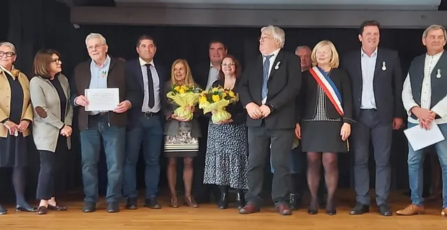 photo  les quatre récipiendaires, avec les parlementaires et la maire, amélie delaunay.  &copy;  ouest-france 