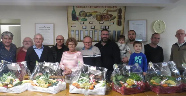 photo  samedi passé, la société de boule de fort des groies d’andard organisait la finale de son concours un sociétaire, deux invités. 24 équipes s’étaient engagées et, au terme, la jeunesse s’est imposée. le trio benoit grignon, quentin thareau et nicolas gernigon l’a emporté, 12 à 3, face à jean-baptiste besnard épaulé par jean-jacques dubreil et annick dugas. le président émile hervé a invité les boulistes à participer au concours un homme, une femme des amis réunis et au concours au rond de l’amicale.  &copy;  co 