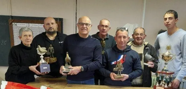 photo  le président (3e en partant de la gauche) a remis les différents trophées gagnés et chaque joueur a reçu deux sacs de grains mue.  &copy;  co 