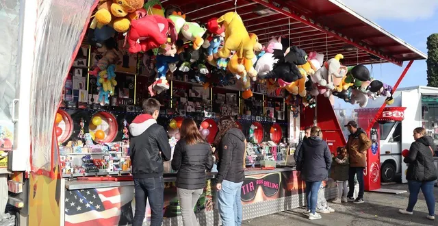 photo  la fête foraine ne durera que neuf jours cette année, à sablé-sur-sarthe, sur la place du 8-mai-1945.  &copy;  archives ouest-france 