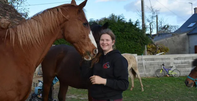 photo  cassandra lemoine, 14 ans, à l’accueil des portes ouvertes de terres de liberté, dimanche 2 novembre 2025. elle est bénévole depuis l’ouverture du refuge pour animaux.  &copy;  ouest-france 