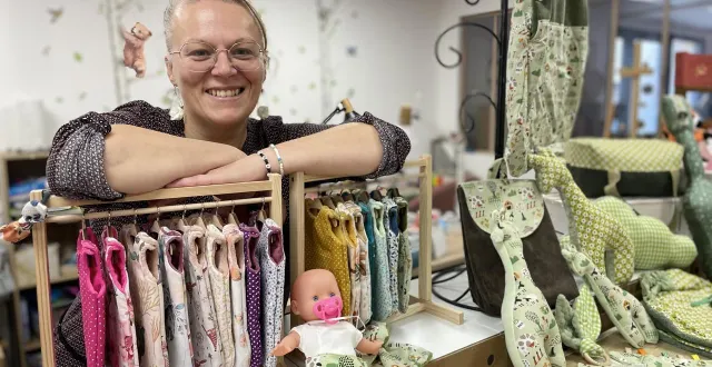 photo  aurélie doiteau crée et fabrique pour les enfants, les adultes… et pour les poupées.  &copy;  le maine libre 