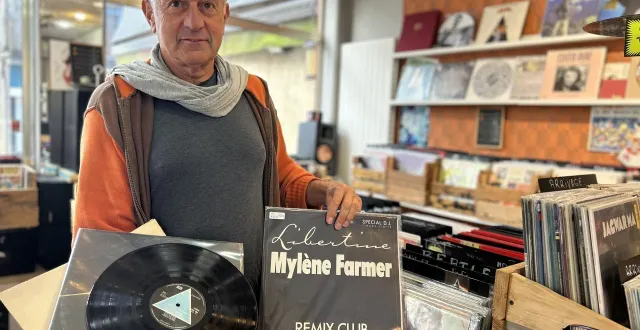 photo  au premier salon du disque de denis decaux, commerçant de vinyle 61, on pourra dénicher des raretés, à l’image de cette édition rare de « dark side of the moon » de pink floyd, ou ce maxi 45 tours promotionnel de « libertine » de mylène farmer.  &copy;  ouest-france 